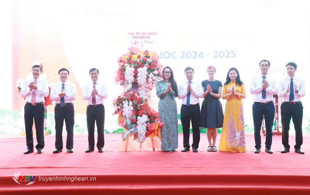 Provinzführer überreichten Blumen, um der Huynh Thuc Khang High School und der TH School zum neuen Schuljahr zu gratulieren.