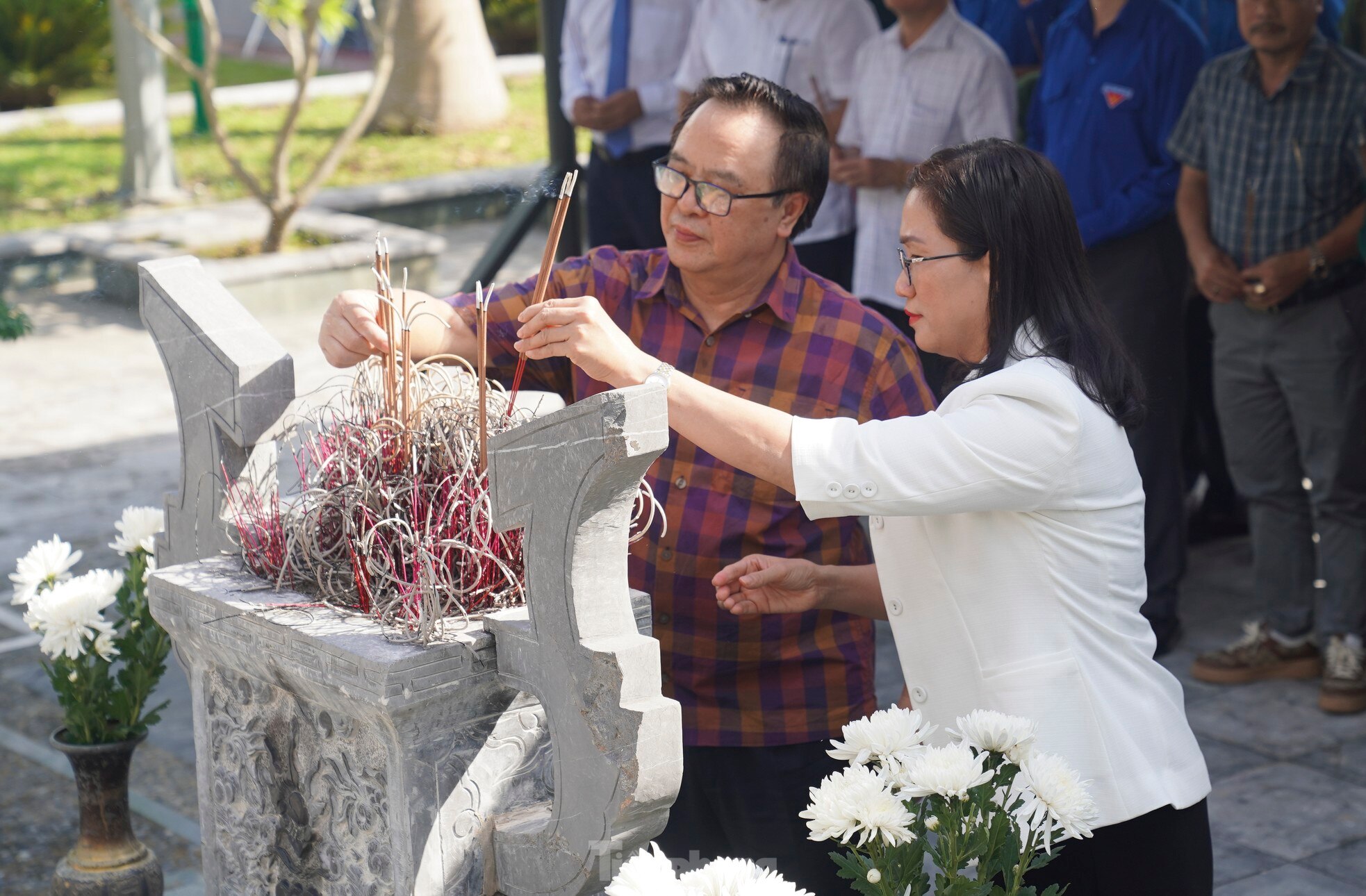 Anh Bùi Quang Huy dâng hương tại 'địa chỉ đỏ' ở Hà Tĩnh và thăm thân nhân anh Lý Tự Trọng ảnh 8