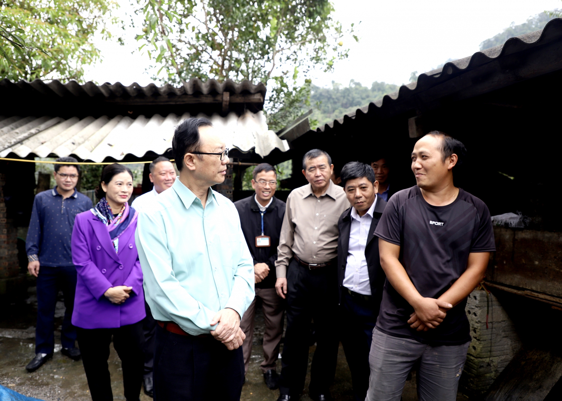 성 당위원회 상임 부서기이자 성 인민위원회 위원장인 타오 홍 손(Thao Hong Son)이 생계 모델을 지원받은 통바이(Tung Vai) 사의 수오이부이(Suoi Vui) 마을에 사는 타오 찬 탕(Thao Chan Thang) 씨의 가족을 방문했습니다.