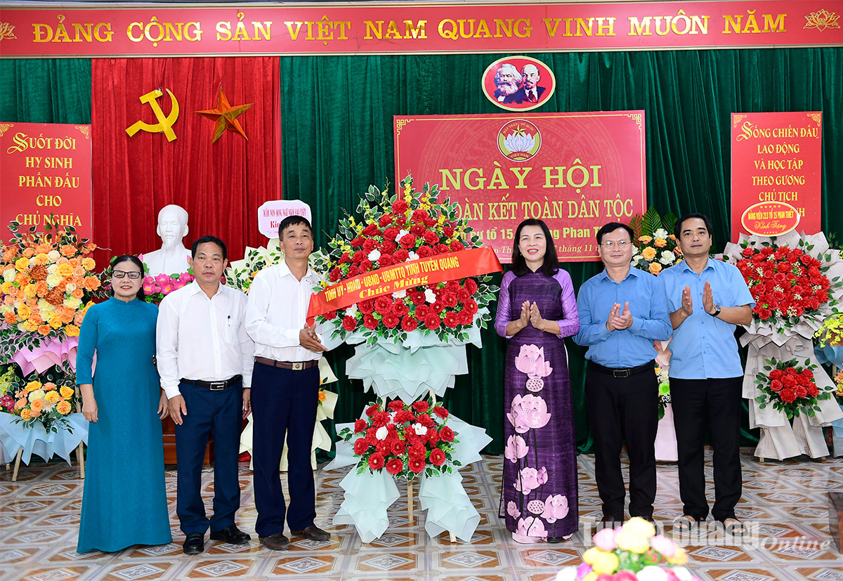 La vicepresidenta permanente del Consejo Popular Provincial, Pham Thi Minh Xuan, asistió al Gran Festival de Solidaridad en el barrio de Phan Thiet.