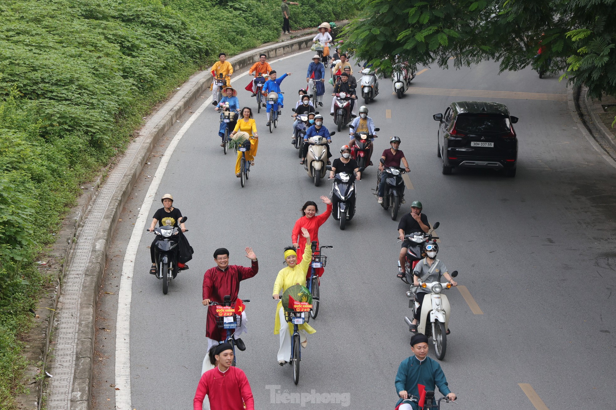 Hàng trăm người mặc áo dài, đạp xe diễu hành khắp phố phường Hà Nội ảnh 10