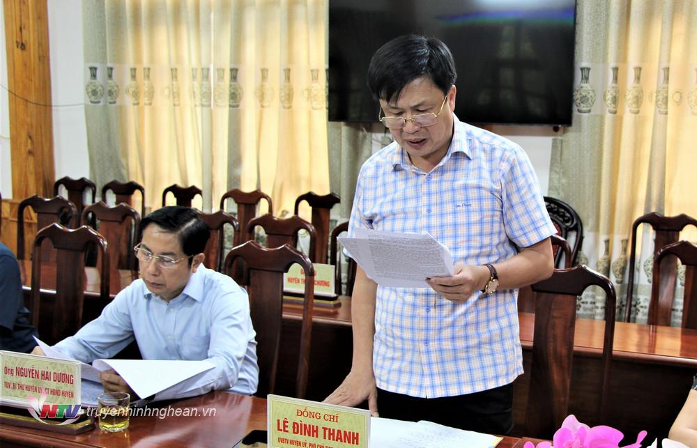 El Sr. Le Dinh Thanh, Vicepresidente del Comité Popular del Distrito de Thanh Chuong, informó sobre los resultados de la implementación de políticas preferenciales para personas meritorias con respecto a la vivienda y la tierra en el distrito.