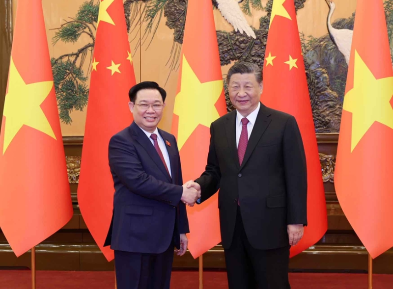 Vorsitzender der Nationalversammlung Vuong Dinh Hue trifft sich mit Generalsekretär und Präsident Chinas Xi Jinping