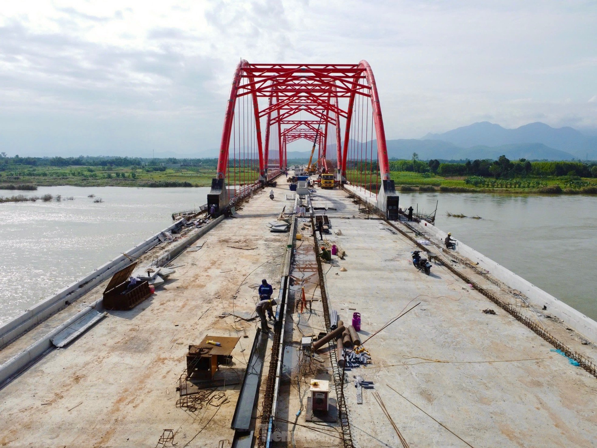 Hình hài cầu vòm thép đầu tiên ở Quảng Ngãi sẵn sàng thông xe vào cuối năm ảnh 5