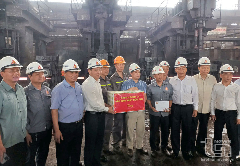 Vertreter des Zentralkomitees der Unternehmenspartei und der Vietnam Steel Corporation besuchten die Arbeiter der Thai Nguyen Steel Rolling Factory (Thai Nguyen Iron and Steel Joint Stock Company) und machten ihnen Mut.