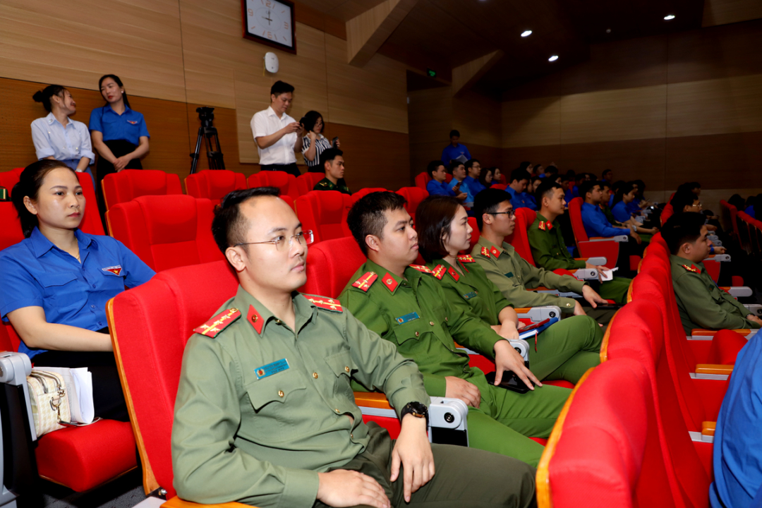 ĐV lực lượng vũ trang tham gia buổi đối thoại