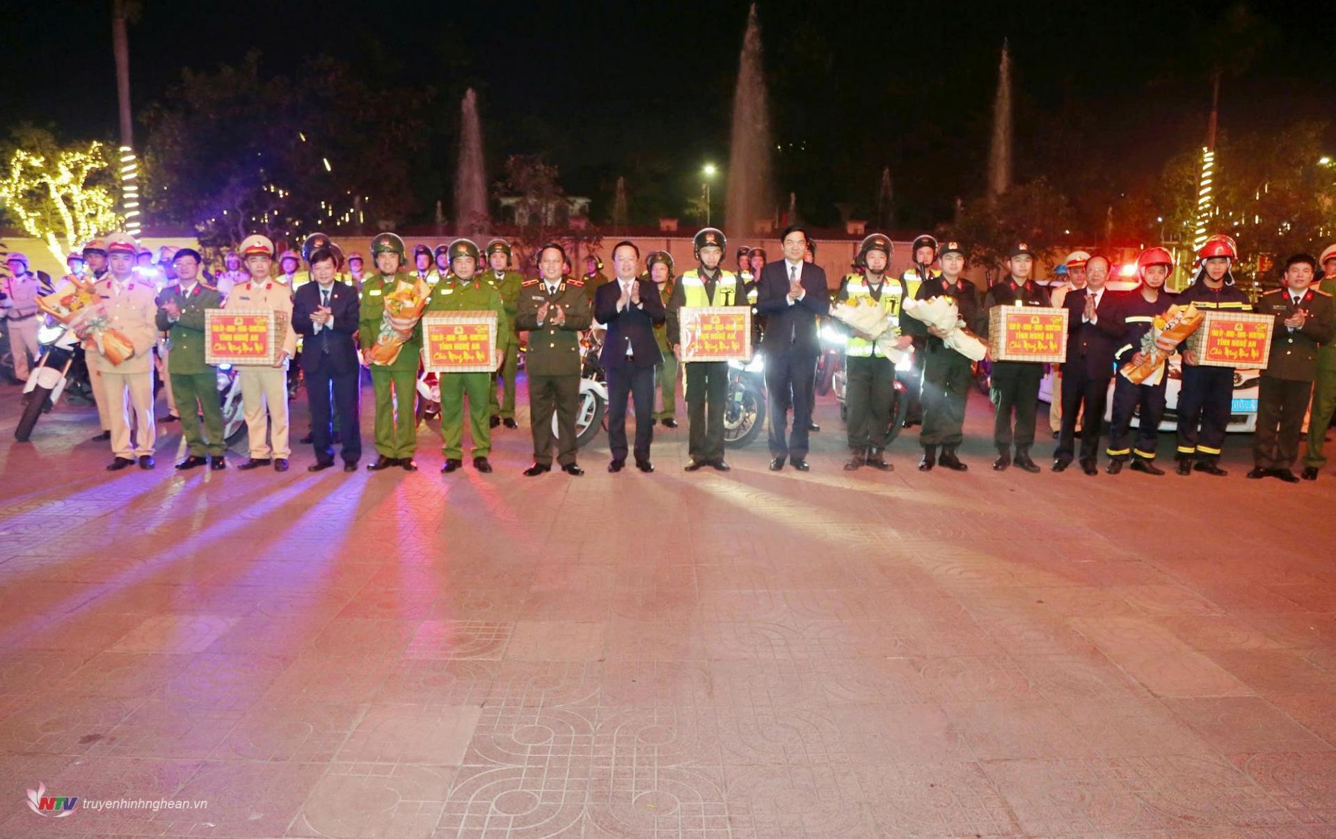 El Comité Permanente del Comité Provincial del Partido de Nghe An se reunió y deseó un Feliz Año Nuevo a los oficiales y soldados de la Policía Provincial