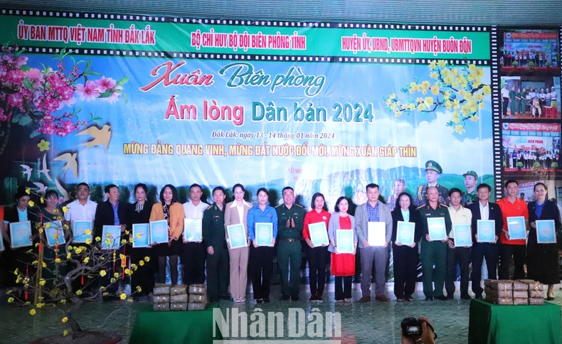 “Xuân biên phòng - Ấm lòng dân bản” - Tết Giáp Thìn 2024 ở Đắk Lắk