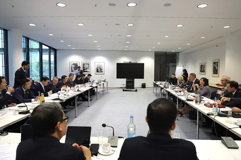 El camarada Nguyen Xuan Thang visita y trabaja en la República Federal de Alemania. Foto 1