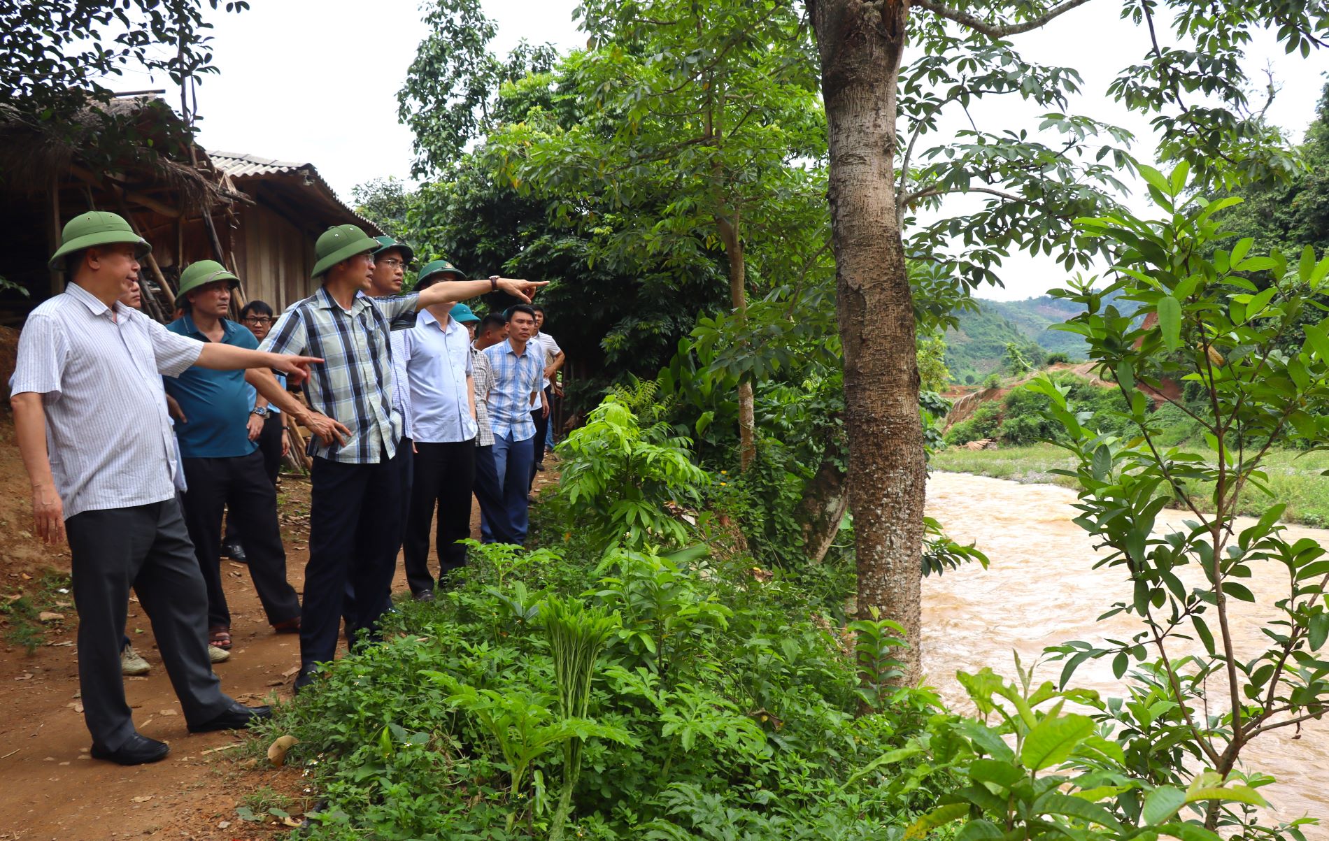 ...Kiểm tra việc xây dựng kè tại bản Nậm Pẻ, xã Nậm Cha.