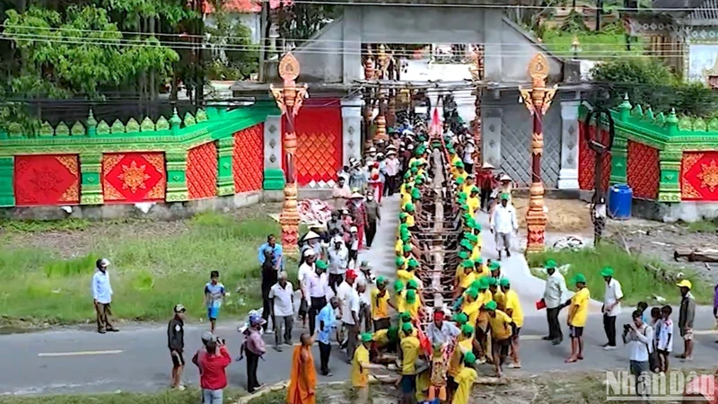 Zeremonie zur Stapellaufzeremonie eines Ngo-Bootes an der nationalhistorischen Stätte der Cao Dan-Pagode (Gemeinde Tan Loc, Bezirk Thoi Binh, Provinz Ca Mau).