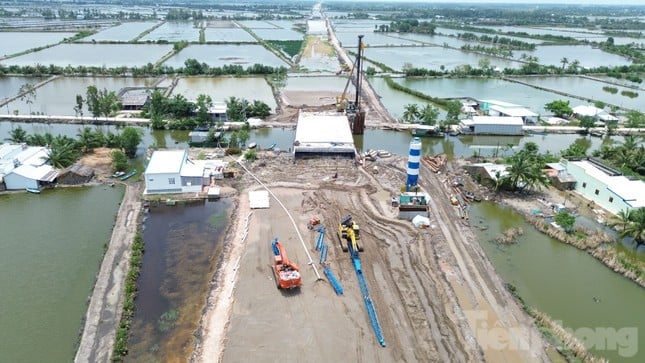 Primer plano del proceso de lavado de arena marina salada para la construcción de la autopista Can Tho - Ca Mau, foto 6