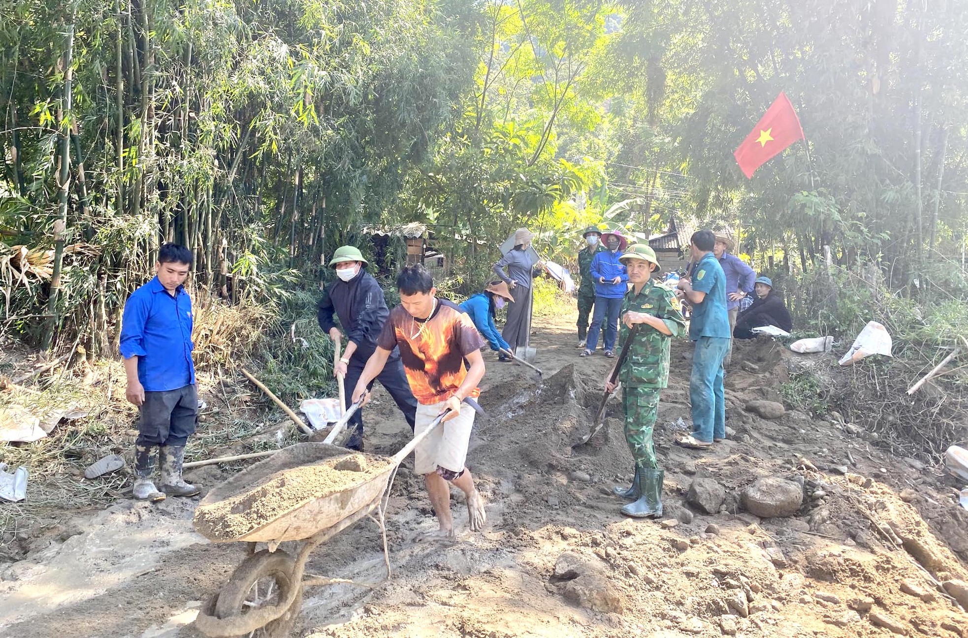 Thanh niên đổ bê tông làm cầu tràn vượt lũ cho học sinh đến trường ảnh 8