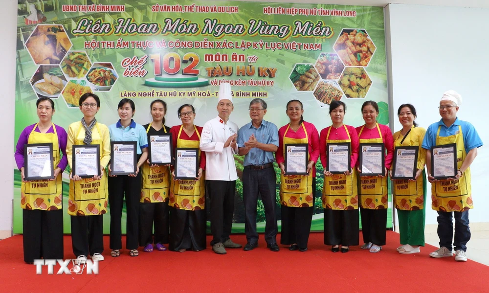 Awarding certificates to units participating in the contest and performing a Vietnamese record for preparing 102 dishes from tofu skin and serving with tofu skin. (Photo: Le Thuy Hang/VNA)