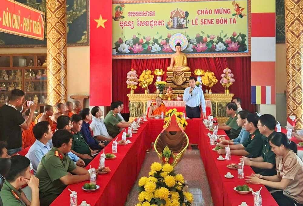 Naib Pengerusi Jawatankuasa Rakyat Wilayah Kien Giang Nguyen Luu Trung menyampaikan ucapan tahniah pada perayaan Sene Dolta. Foto: Xuan Nhi