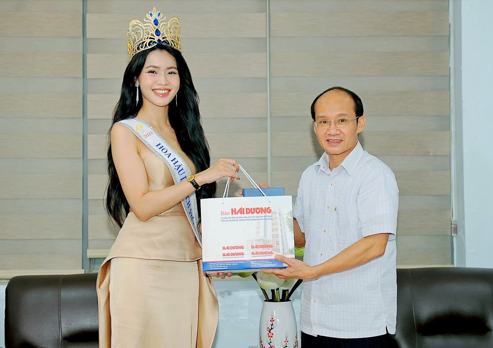 Miss Vietnam Tourism Pham Thi Ngoc Quynh visits Hai Duong Newspaper