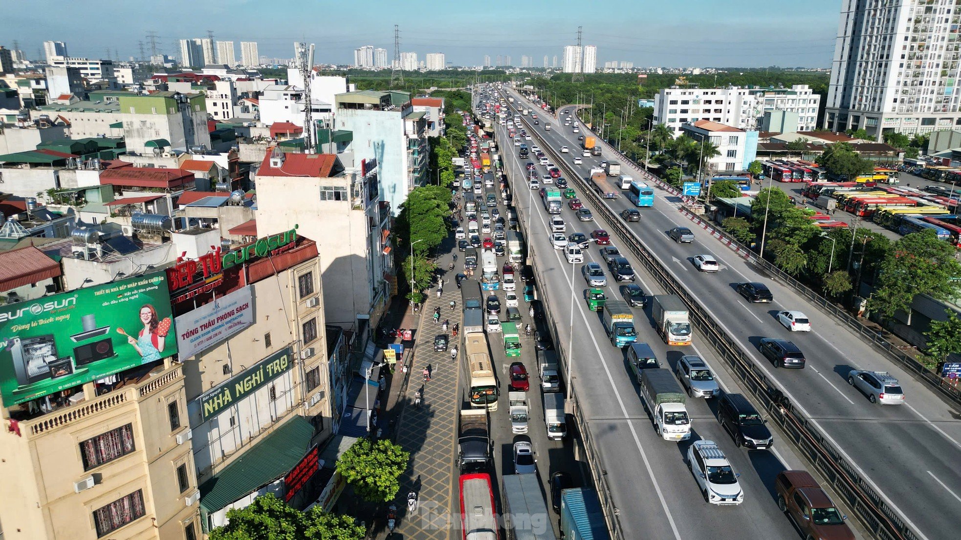 Người dân 'tay xách nách mang' rời Thủ đô nghỉ lễ, các ngả đường cửa ngõ Hà Nội ùn tắc ảnh 18