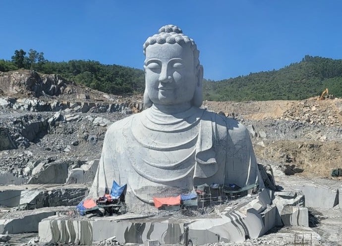 Riesige Buddhastatue wird schrittweise inmitten eines Steinbruchs in Da Nang fertiggestellt