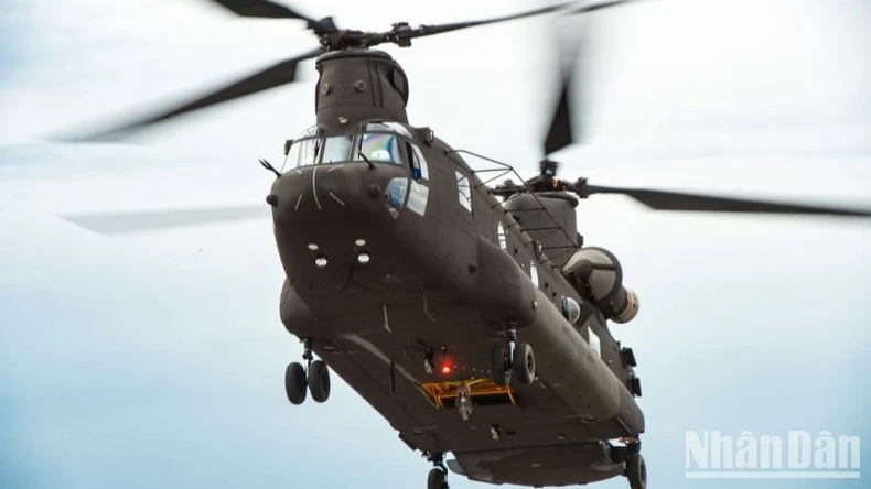 CH-47 치누크 중량물 수송 헬리콥터는 두 개의 주 로터가 평행하고 겹쳐서 배치된(탠덤 로터) 첨단 다중 임무 헬리콥터입니다.