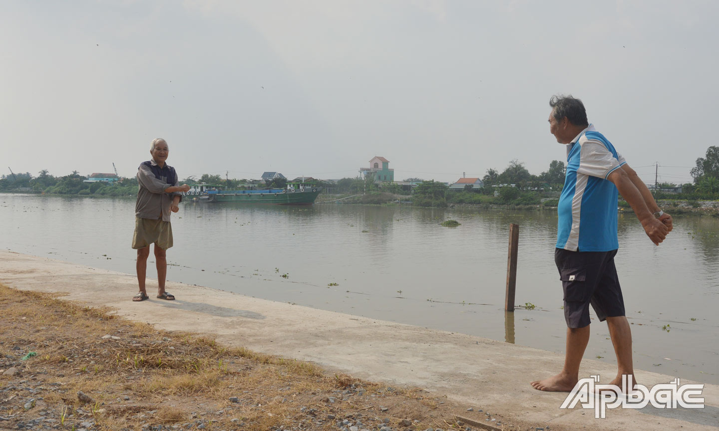 The embankment combined with the traffic road not only helps to handle landslides and facilitate travel, but also provides local people with living space. In the photo: People exercise on the embankment.