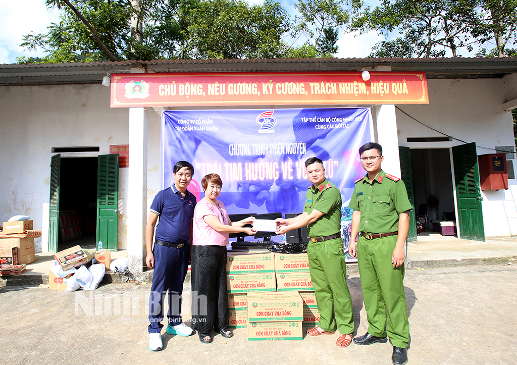 Un groupe de volontaires de la province de Ninh Binh a visité et offert des cadeaux pour soutenir les victimes des inondations dans le district de Bac Ha, à Lao Cai