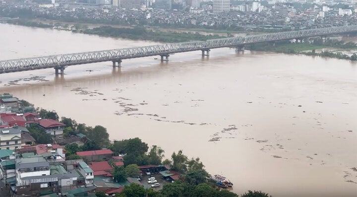 Die Überschwemmungen am Roten Fluss werden voraussichtlich heute, am 11. September, um 12 Uhr mittags ihren Höhepunkt erreichen und die Alarmstufe 2 überschreiten. (Foto: Vietnamplus)