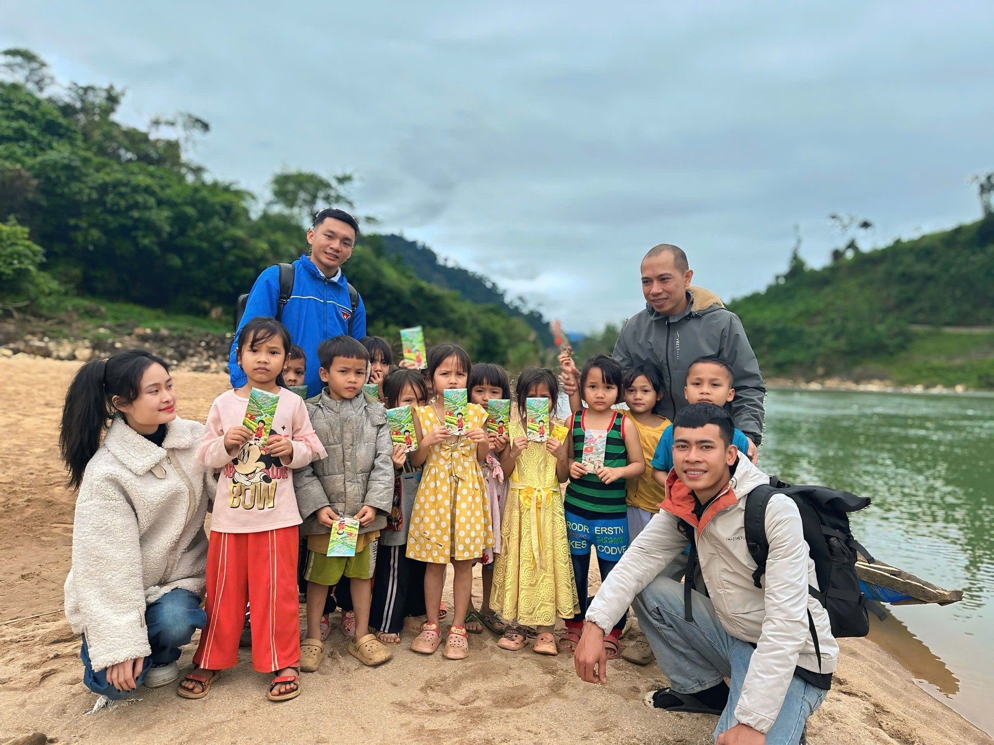 Les enfants des hauts plateaux de Quang Nam reçoivent de l'argent porte-bonheur en avance, photo 1