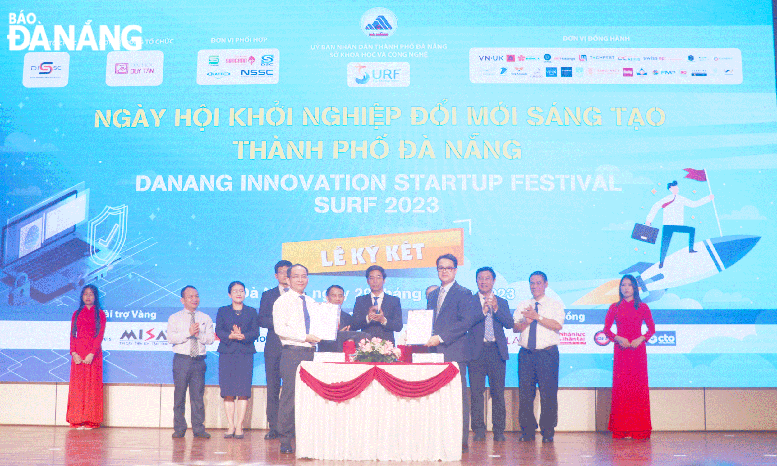 Der Direktor des Ministeriums für Wissenschaft und Technologie, Le Duc Vien (links), unterzeichnete 2023 eine Kooperationsvereinbarung mit dem Vietnam Innovation Network in Korea. Foto: VAN HOANG 