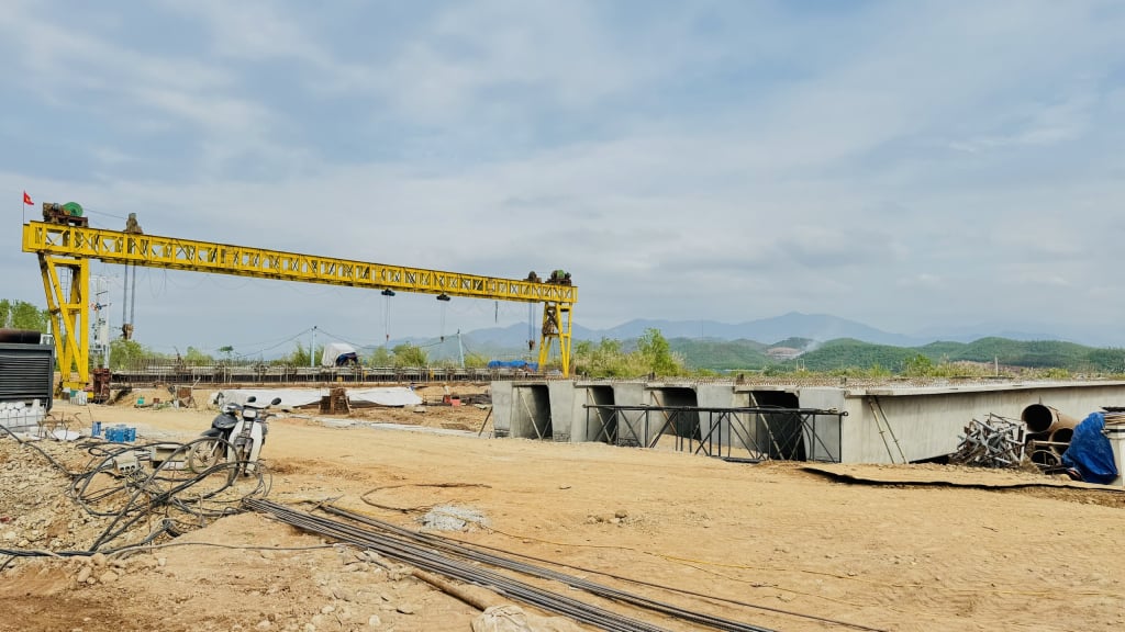 La poutre du pont du projet reliant l'autoroute 4B à l'autoroute 18 dans le district de Tien Yen est terminée et attend d'être installée en 2025. Photo : Manh Truong