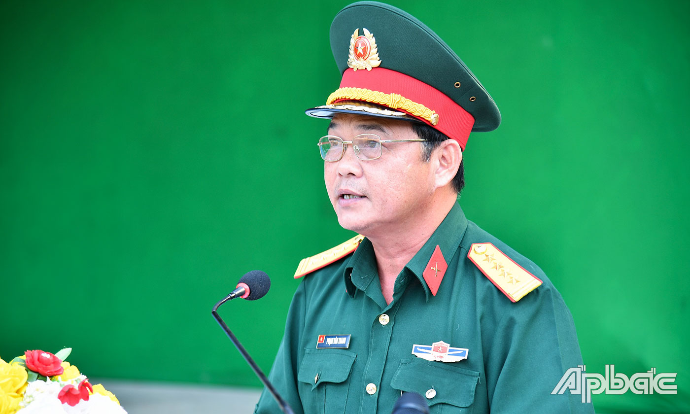 พันเอก Pham Van Thanh สมาชิกคณะกรรมการประจำพรรคประจำจังหวัด ผู้บัญชาการกองบัญชาการทหารจังหวัดเตี๊ยนซาง กล่าวสุนทรพจน์ในพิธี