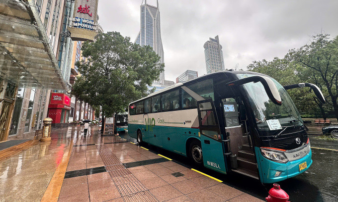 The car carrying the Vietnamese tourists to Pudong airport on the afternoon of September 16. Photo: Do ​​Minh Tu