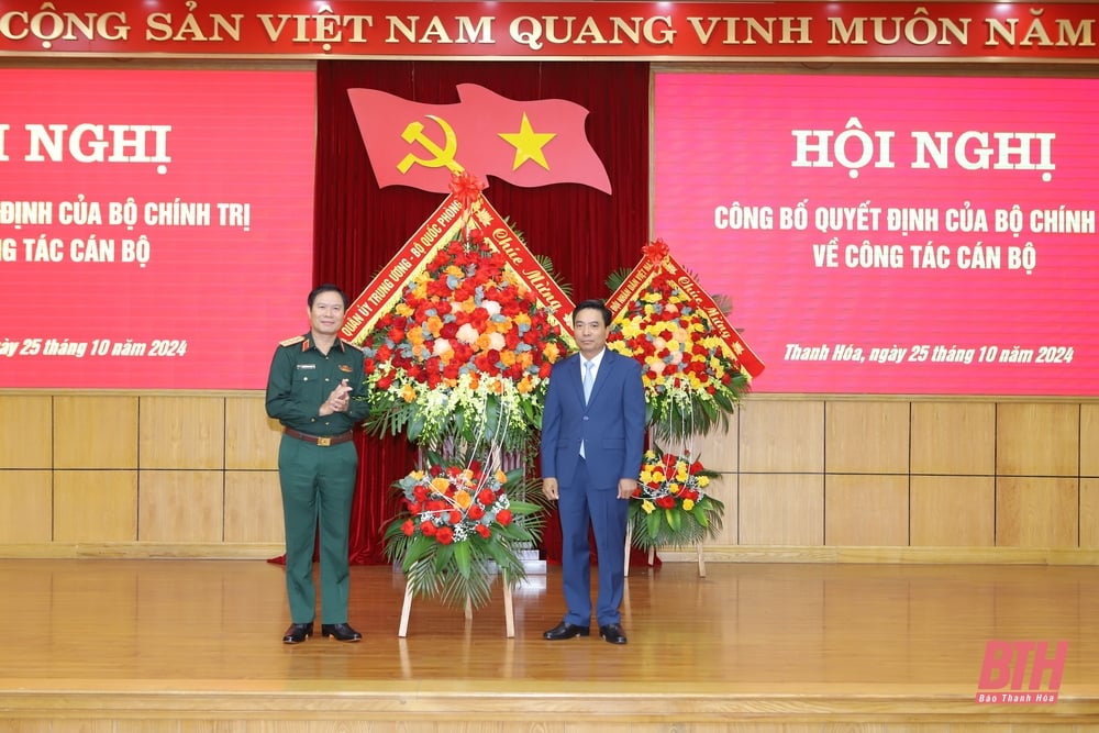 Images at the conference announcing the Politburo's decision to appoint Senior Lieutenant General Nguyen Doan Anh to hold the position of Secretary of Thanh Hoa Provincial Party Committee