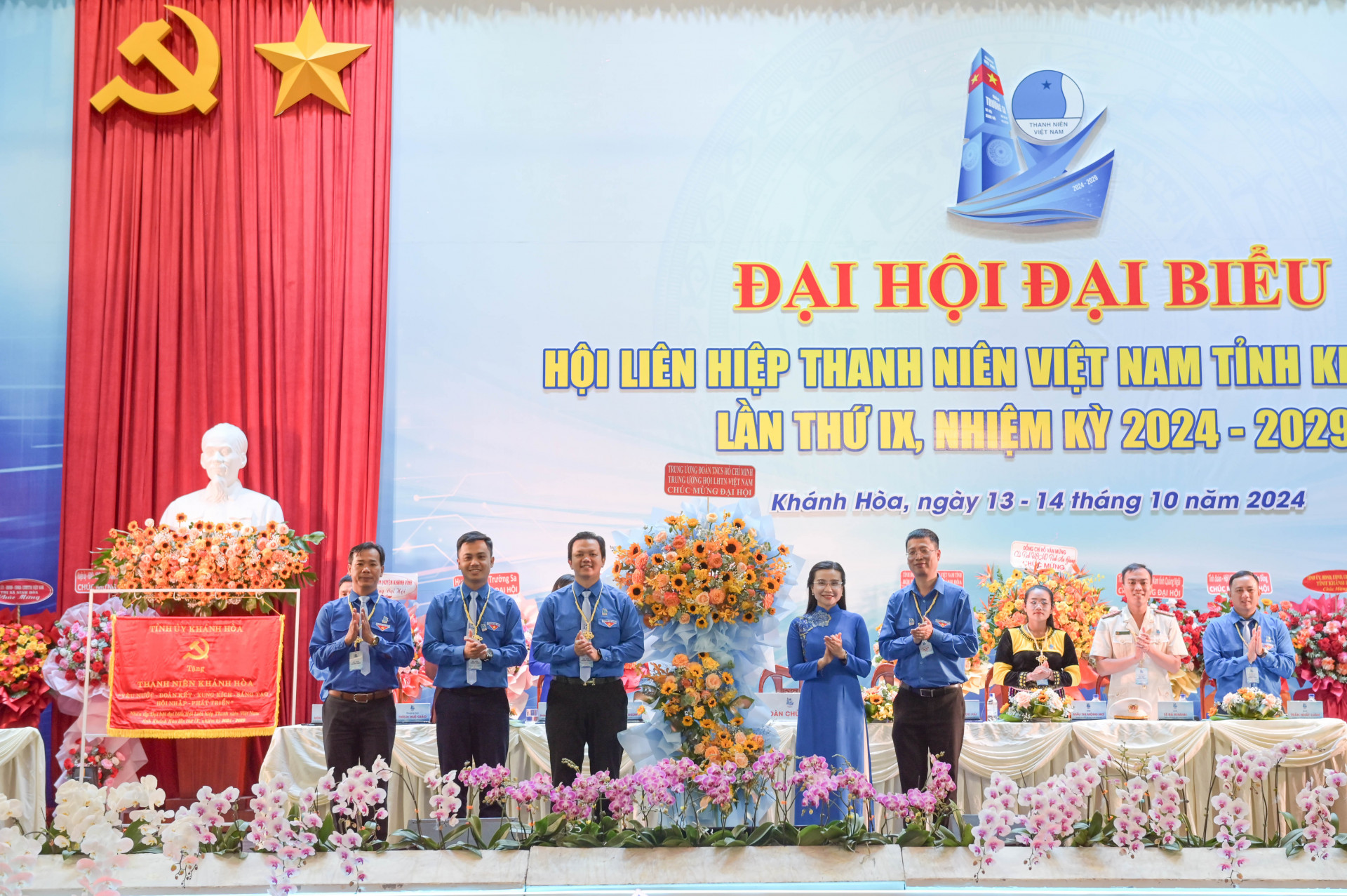 La Unión Central de Jóvenes y el Comité Central de la Unión de Jóvenes de Vietnam presentaron flores para felicitar al Congreso.