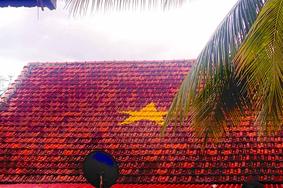 The movement of “turning every roof into a flag” has spread strongly to traditional Thai stilt houses. Photo: TH