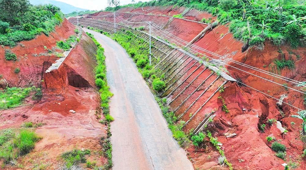 Due to the lack of capital for construction investment and site clearance compared to the approved financial plan, the Bao Loc City bypass has not been completed and construction has been suspended since October 2020.