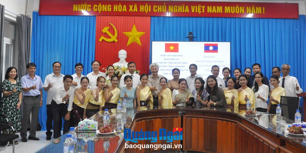La délégation de la province de Champassak a pris des photos souvenirs avec les directeurs d'école et les étudiants laotiens.
