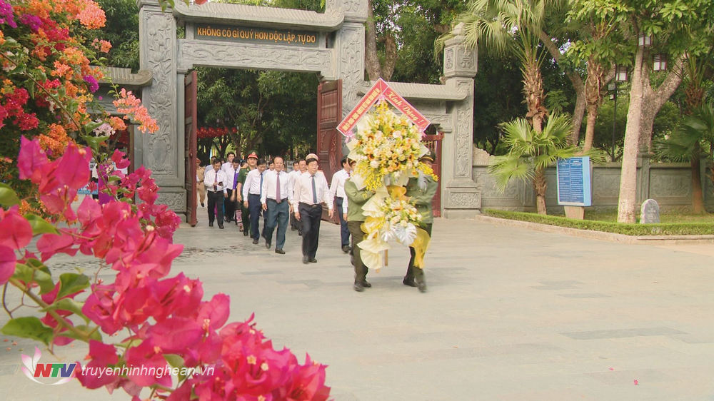 ថ្នាក់ដឹកនាំខេត្ត Nghe An អុជធូបគោរពវិញ្ញាណក្ខន្ធលោកប្រធានហូជីមិញ ក្នុងឱកាសទិវាបុណ្យជាតិ ថ្ងៃទី២ ខែកញ្ញា