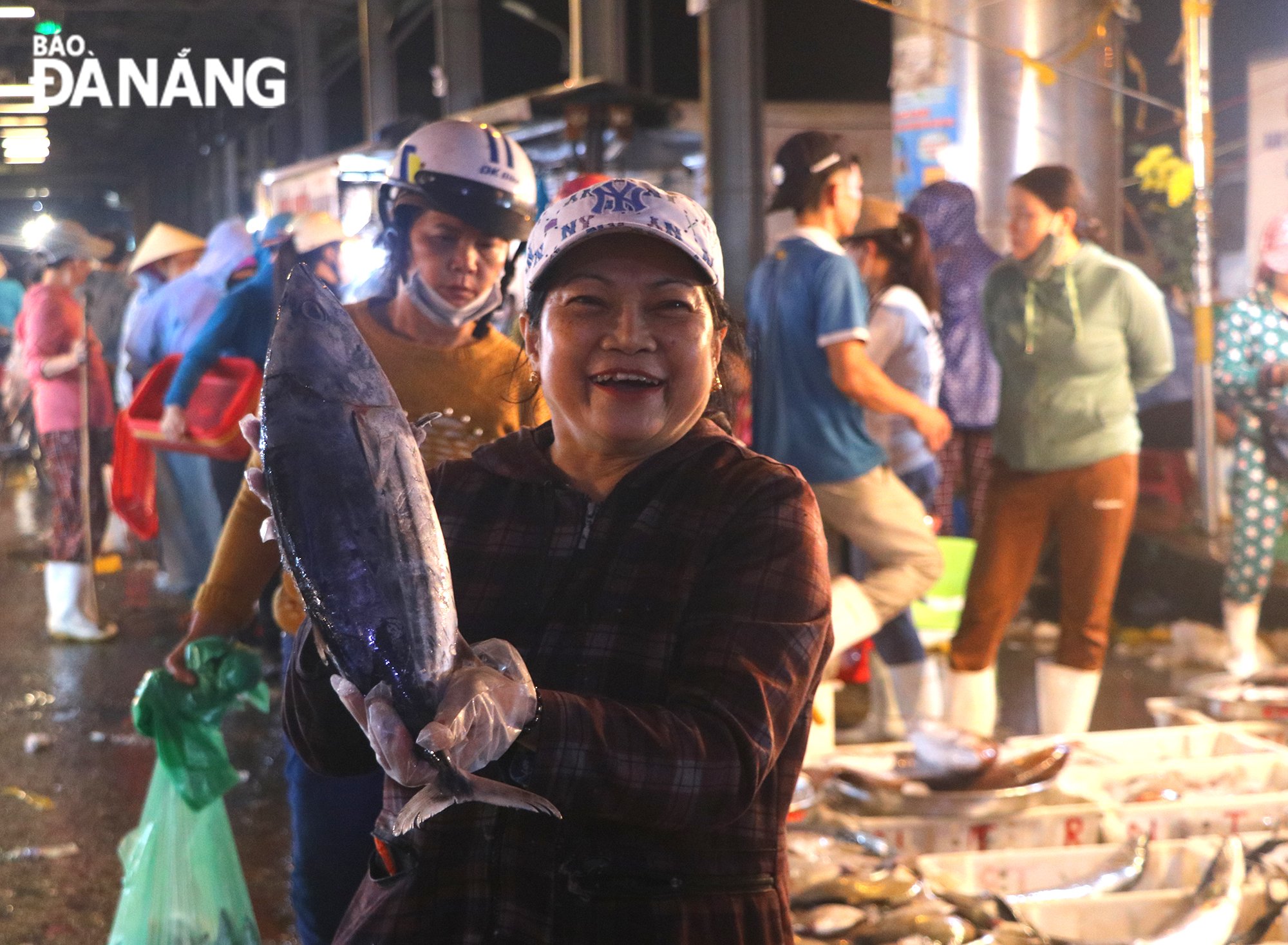 L'atmosphère du marché aux poissons dans les derniers jours de l'année est très animée et bondée.