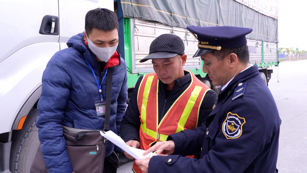 Officers of Mong Cai Customs Branch inspect import and export goods at Bac Luan II Border Gate