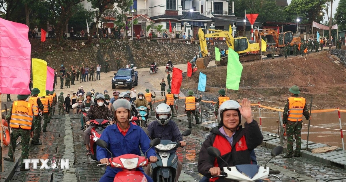 El puente de pontones de Phong Chau se inauguró oficialmente al tráfico