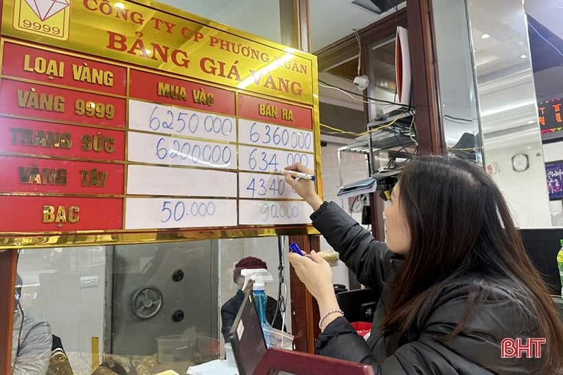 El precio del oro alcanza su pico máximo y las transacciones en el mercado de Ha Tinh son tranquilas