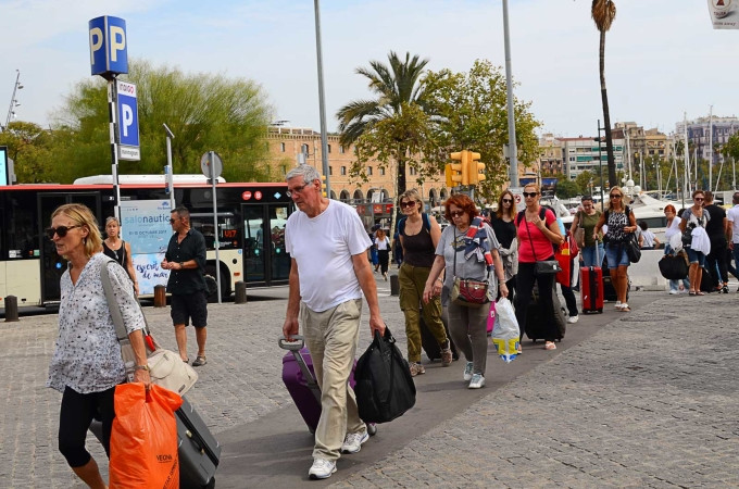観光客はグループでスペインのバルセロナへ旅行します。写真：バルセロナ写真ブログ