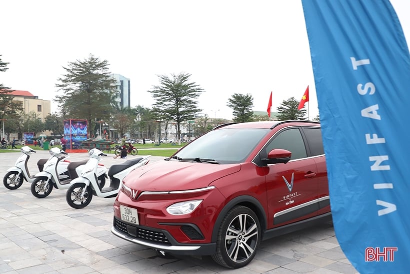 VinFast electric cars attract the attention of Ha Tinh people