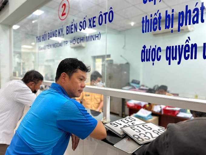 ประชาชนจดทะเบียนรถยนต์ในเขตบิ่ญถั่น นครโฮจิมินห์ ภาพโดย: ฝ่าม ตรุง