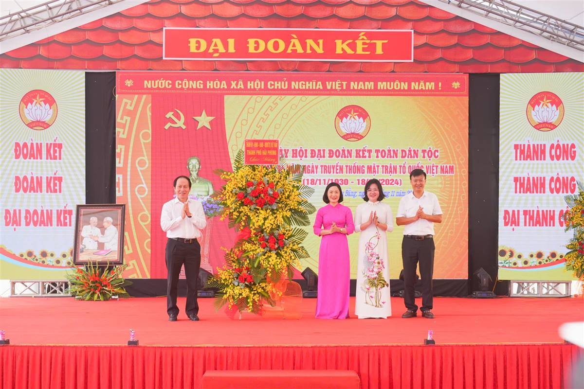 Bí thư Thành ủy Lê Tiến Châu tham dự Ngày hội Đại đoàn kết toàn dân tộc tại xã Hữu Bằng, huyện Kiến Thụy