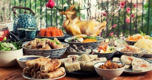 Chuẩn bị mâm cúng tất niên.&nbsp;