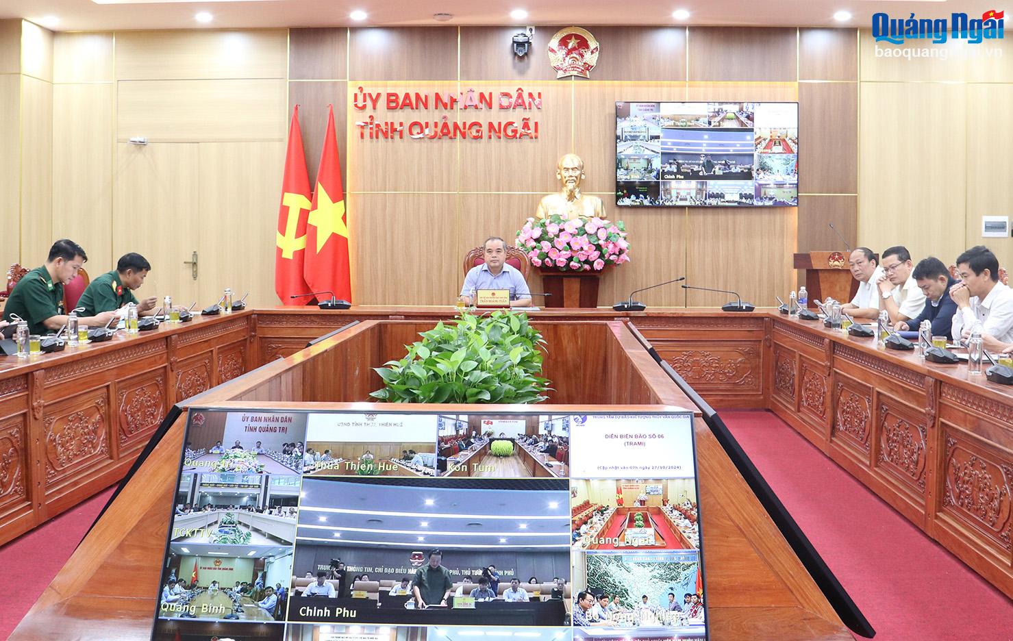 Permanent Vice Chairman of the Provincial People's Committee Tran Hoang Tuan chaired the meeting at the Quang Ngai bridge point.