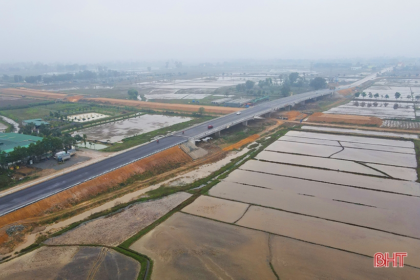 Circulation intense sur le viaduc de l'autoroute 8 lors de l'ouverture technique