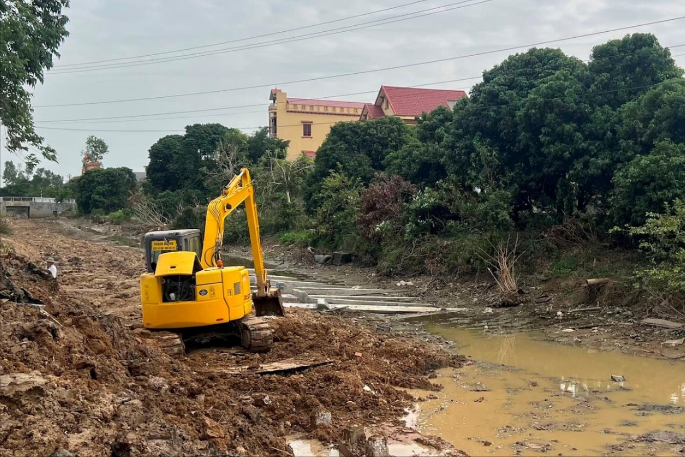 Thanh Miện đầu tư gần 43 tỷ đồng chống sạt lở và gia cố bờ tả sông Hồng Quang