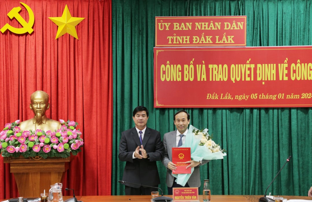Phó Chủ tịch UBND tỉnh Nguyễn thiên Văn chúc mừng đồng chí Nguyễn Thanh Trà